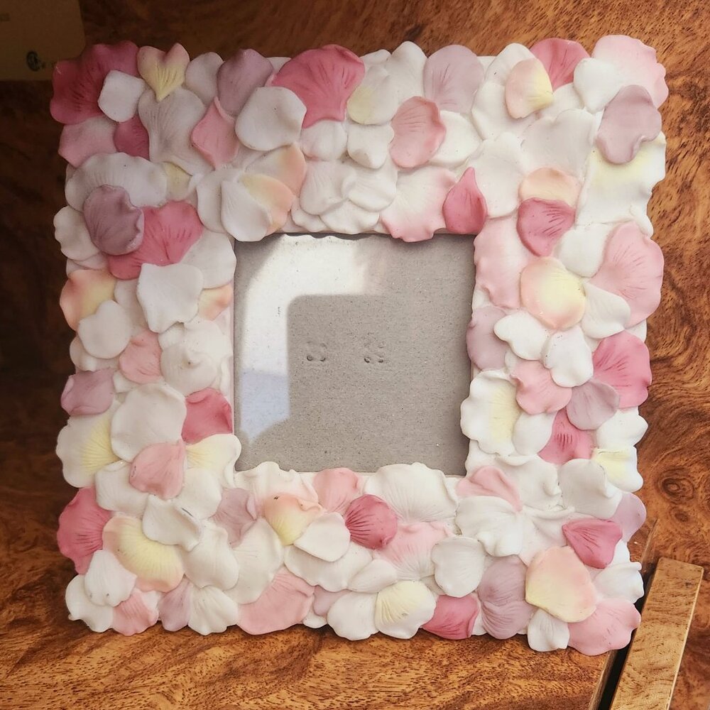 L1  Gorgeous petal frame. hang or stand. b'ful pink & whites 3x3 pic 7" square